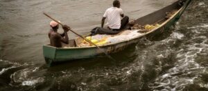 Pêcheurs dans un bateau