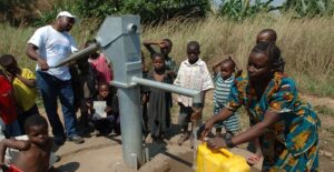 Enfant devant une source d'eau